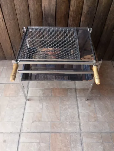 CHURRASQUEIRA DESMONTÁVEL DE INOX MÉDIA BAIXA, COM GRELHA DE INOX