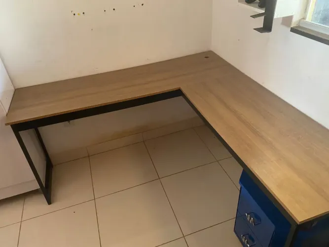 Mesa em forma L para quarto/escritório