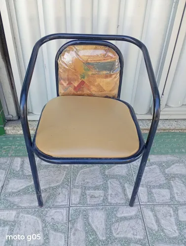 Cadeira de sala estofada de ferro