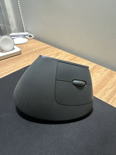 Mouse sem fio Logitech MX Vertical com Design Ergonômico