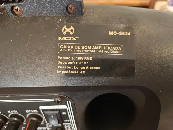 Caixa de som amplificada com microfone