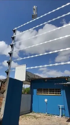 Cerca elétrica com concertina linear instalada