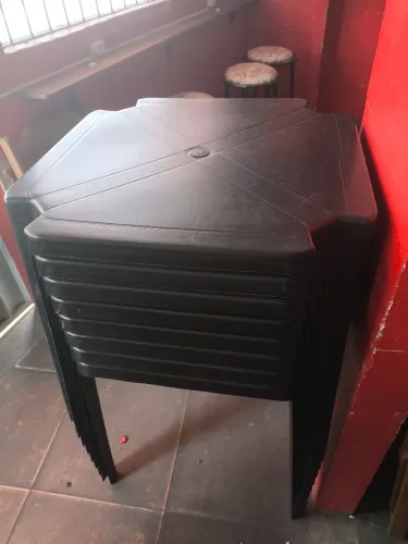 Vendo conjunto de mesa e cadeiras plásticas para bar. E mesas extras.