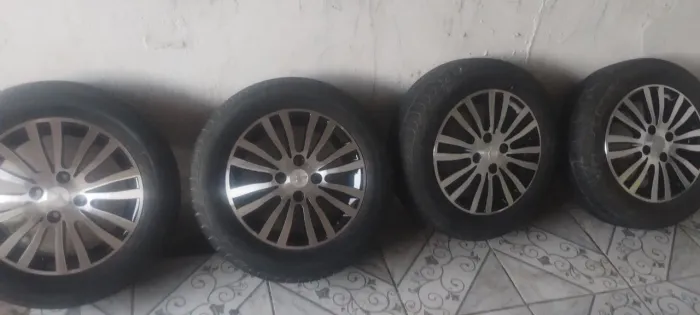 Rodas aro 14 com 4 pneus semi novos