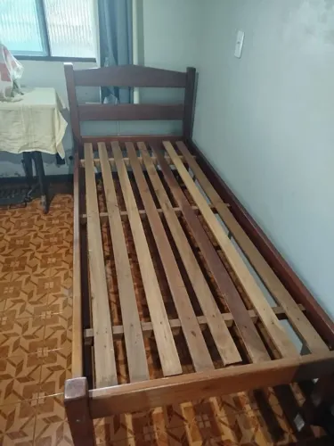 Cama de solteiro de madeira maciça