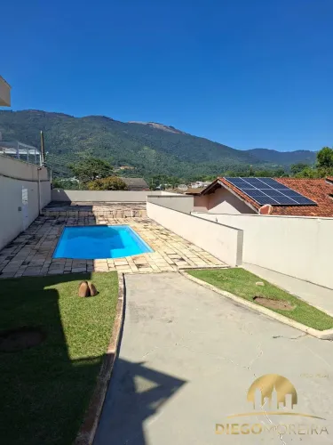 Casa à venda com piscina em Atibaia
