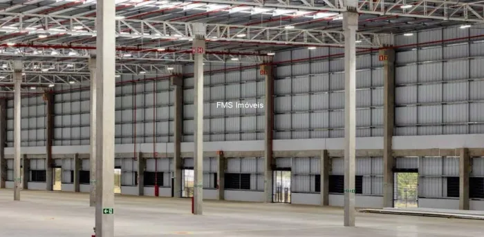 Galpão Comercial para Locação na Vila Carmosina - São Paulo-SP: 1 Sala, 2 Banheiros, 5 Vag