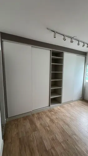 Guarda-Roupa Planejado Grande - Adaptável, Portas de Correr e Gavetas