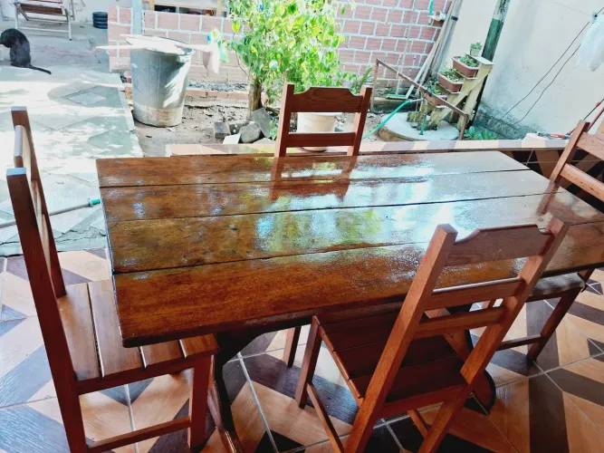 MESA DE MADEIRA COM 4 CADEIRAS