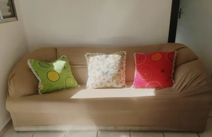 *Sofá de 3 lugares (Com capa e almofadas) R$50,00 *Retirada no Perequê*