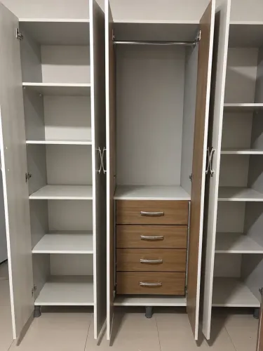 Guarda roupa moderno em madeira