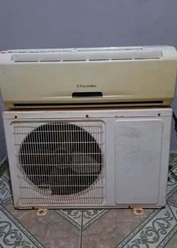 Vendo 2 AR CONDICIONADOS POR R$1600!!!!!!! MOTIVO DE VIAGEM!!!!