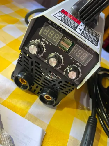 Máquina de Solda Inversora 200A 110V - Potente e Compacta