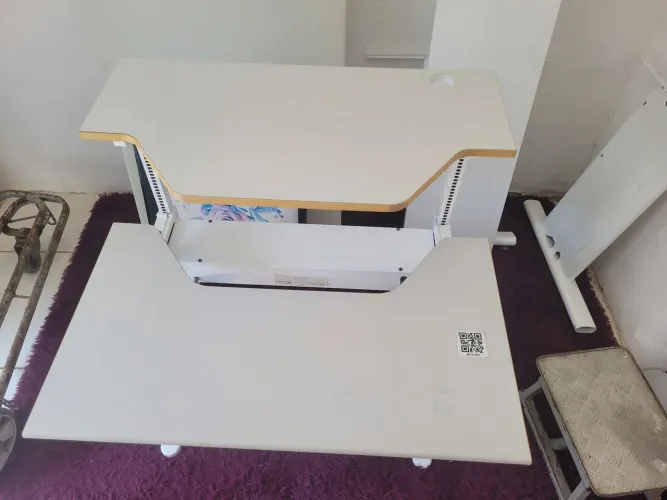 Mesa para computador com regulagem de altura