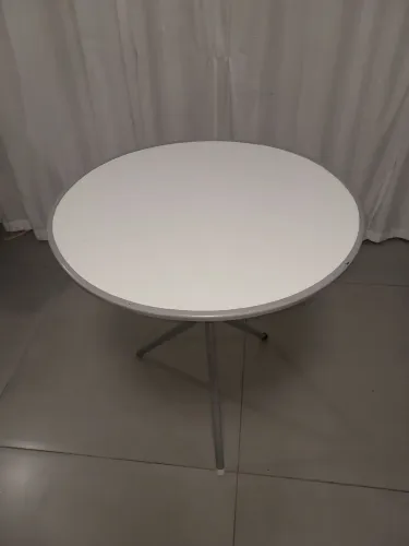 Mesa redonda dobrável de 80 cm de raio e 70 de altura. Vendo ou troco