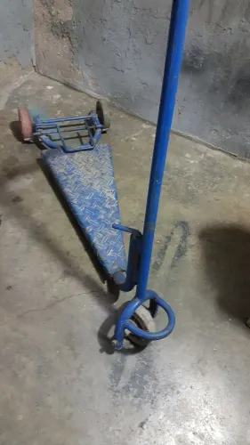 Patinete de ferro e alumínio