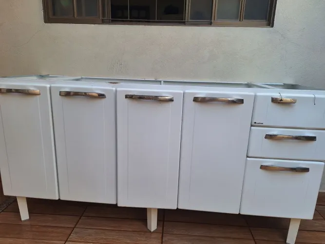 VENDE-SE ARMÁRIO DE AÇO