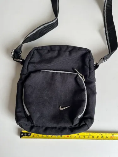 Mini bolsa ombro Nike preta 
