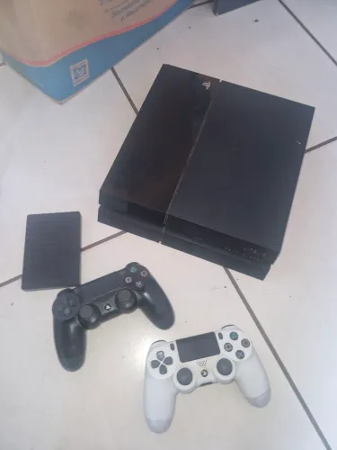 Ps4 com 2 controles