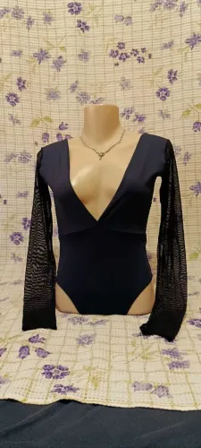 body feminino preto decote v
