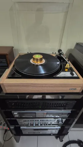 Toca-discos CCE-5000 todo restaurado com gabinete e acrílico novos.