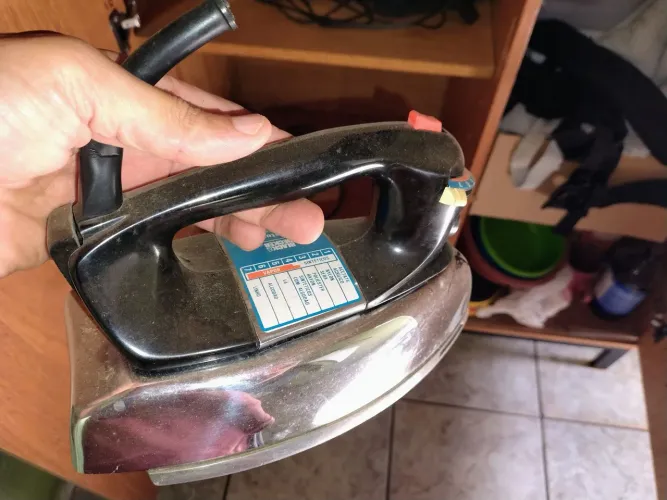 DOAÇÃO Ferro de Passar Black & Decker p/ Reparo - Clássico e Robusto para Colecionadores