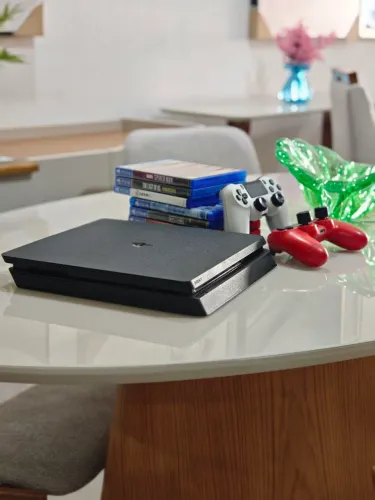 PS4 Slim 1tb + 2 controles + 7 jogos
