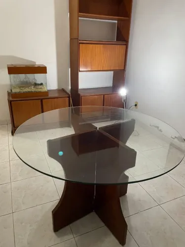 Mesa de vidro e madeira 