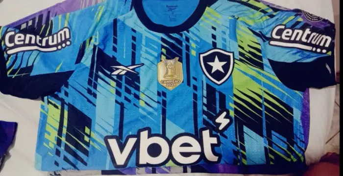 Linda camisa de jogo, incluindo patch de campeão brasileiro.