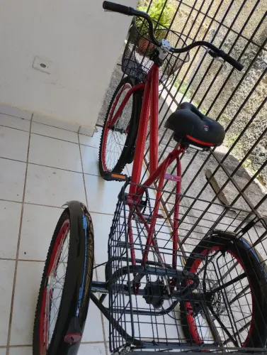 Triciclo na côr preto e vermelho 