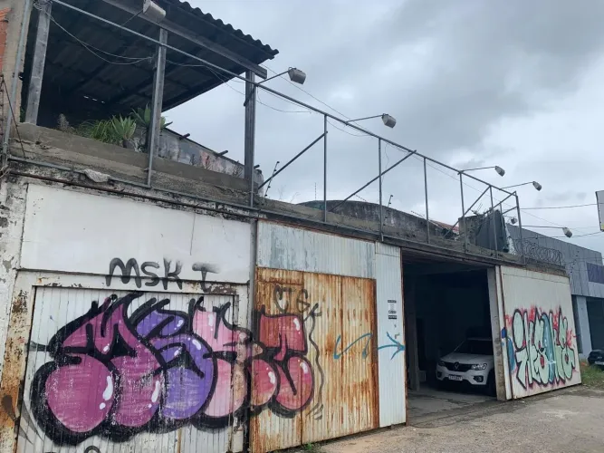 Pavilhão Comercial com Apartamento