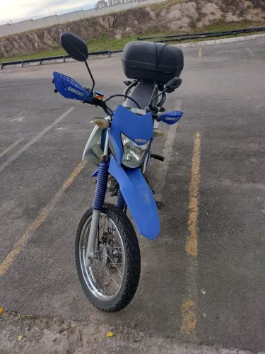 moto Honda Bros na cidade aí no campo