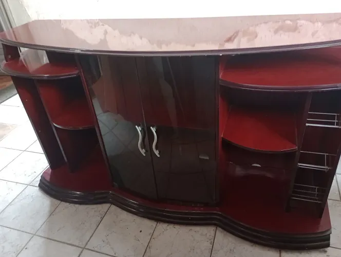 Rock de sala com portas de vidro