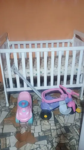 Vendo um berço com colchão e um kit com 2 motocas