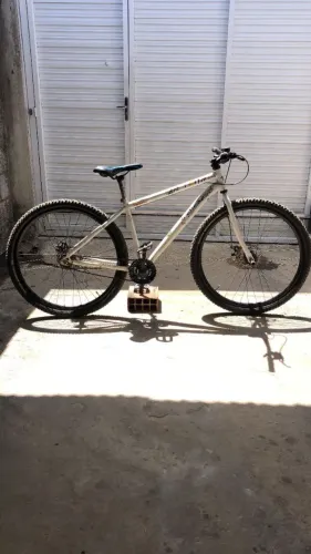 VENDO BICICLETA ARO 26, MUITO BOA EM BOAS CONDIÇÕES, PNEUS BOM FREIO A DISCO, E MUITO MAIS