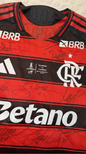Camisas autênticas autografadas pelos jogadores 