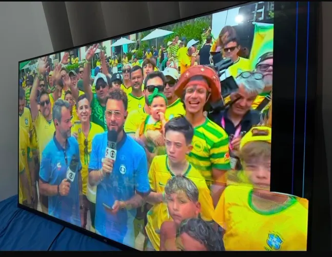 Vendo tv 65 pg quebrada para usar peças 