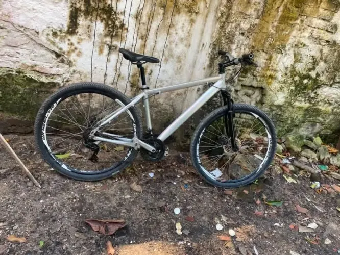 Bicicleta nova em folha