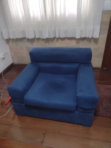 Jogo de sofá para sala de estar. Um de 3 lugares e 2 avulsos de 1 lugar. Azul marinho.