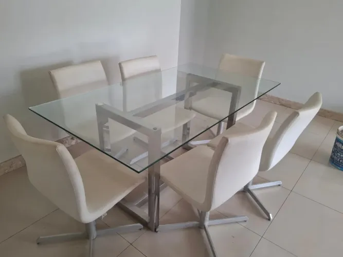 LINDA MESA COM 6 CADEIRAS BRANCAS