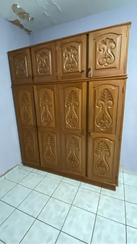 Guarda roupas em madeira maciça