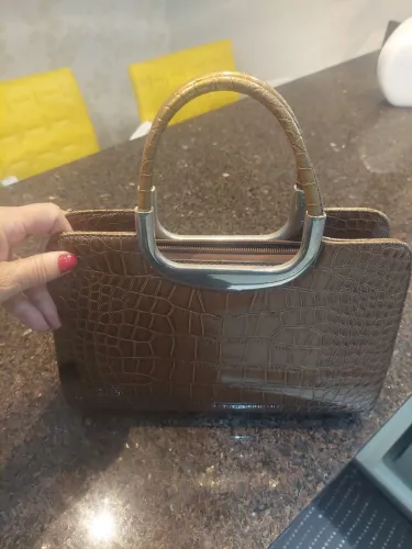 Bolsa de mão, marrom, material tipo couro de cobra, perfeito estado. Uso dia a dia