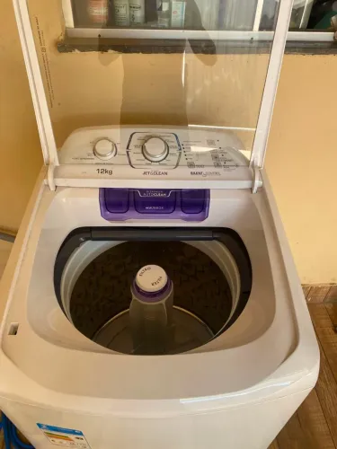 Vendo um guarda roupa de portas com espelho no meio e uma máquina de 12 kilos com 6 meses