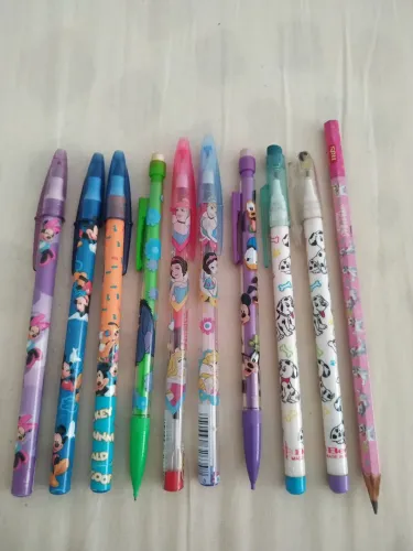 Lote lápis, grafites e canetas Disney retrô