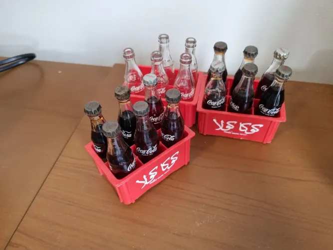 Kit Colecionador: Miniaturas Antigas Coca-Cola (3 Engradados e 17 Garrafinhas)