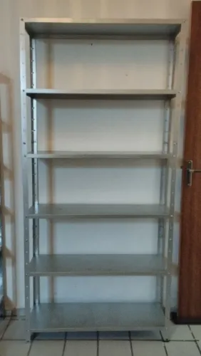 Estante de aço prateada 