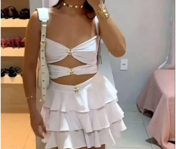 Vestido Com Detalhes De Estrela Dourada.