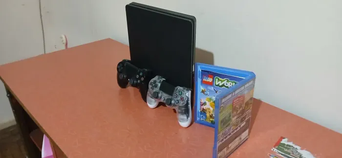 PS4 Slim 1TB com 2 controles