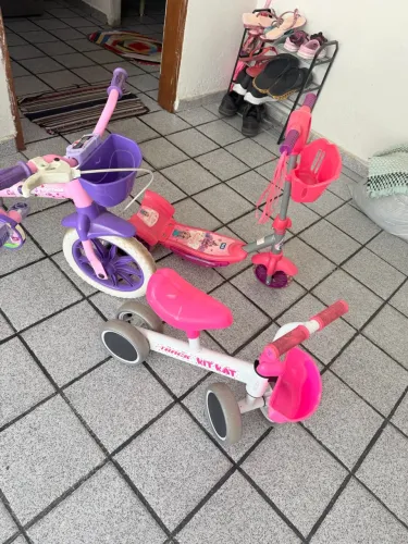Bicicleta aro 12 patinete e bicicleta de equilíbrio 