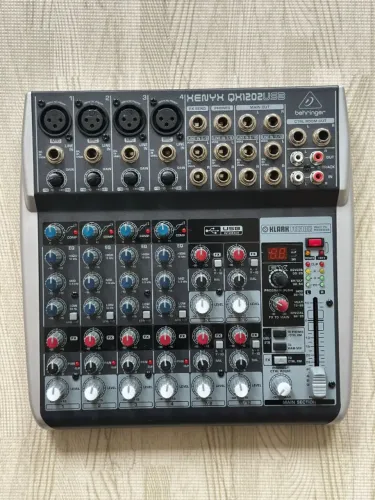 Mesa de Som Henyx 1202 - Behringer